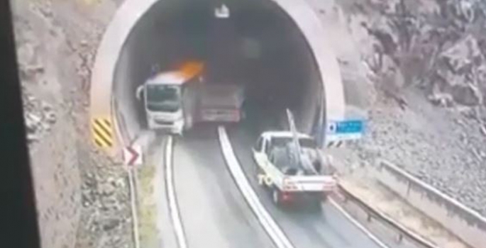 Kontrolden çıkan tır tünel girişinde otobüse çarptı