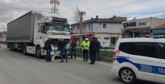 Köpekten kaçan kamyona TIR çarptı