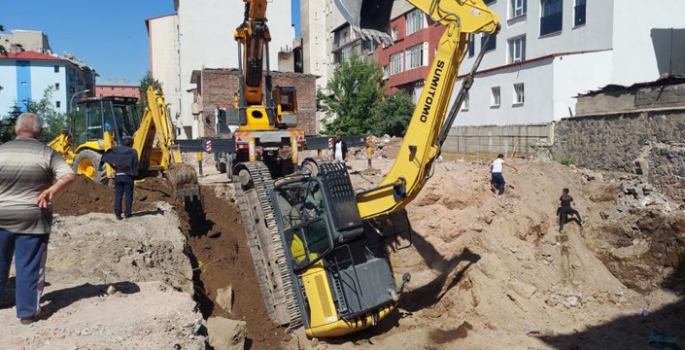 Korkutan kaza; İş makinesi ters döndü