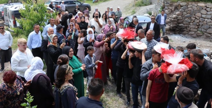 Köyde geleneksel düğün coşkusu