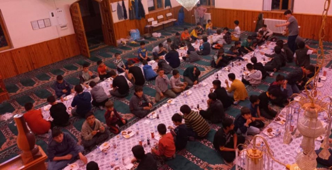 Kuran kursu öğrencilerine medine usulü iftar