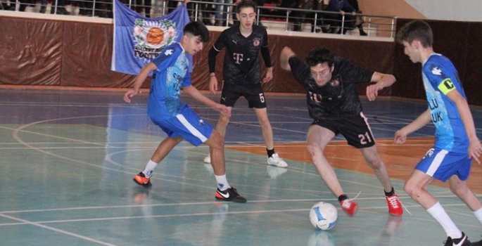 Liseli gençlerin futsal heyecanı