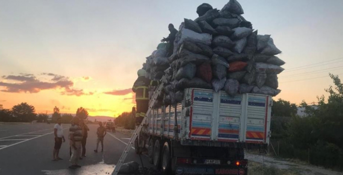 Mangal kömürü yüklü tır alev aldı