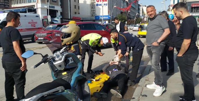 Motosikletli kazada yaralandı, telefona sarıldı