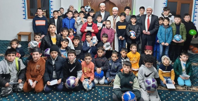 Namaz kılan çocuklara hediye