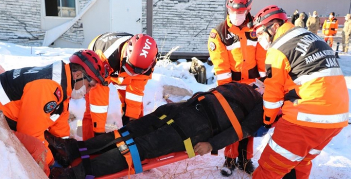 ÖAK ve JAK ekiplerinin deprem tatbikatı gerçeğini aratmadı