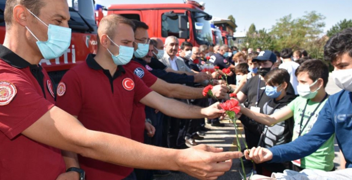 Öğrencilerden yangın kahramanlarına karanfil