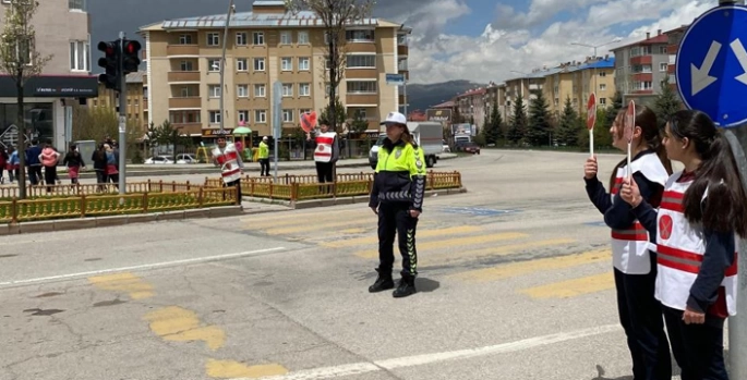 Öğrencilerden yaya geçidi farkındalığı