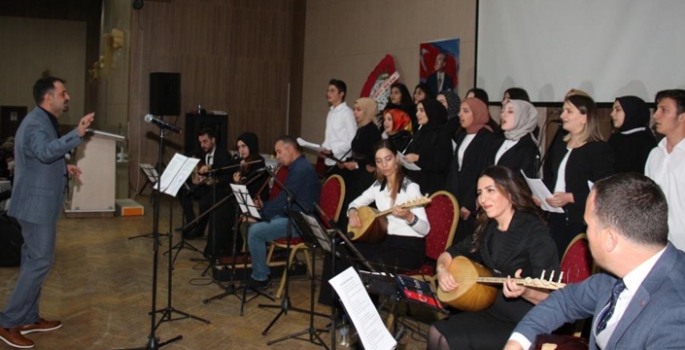 Öğretmen adayları bayrak üzerine yemin ettiler