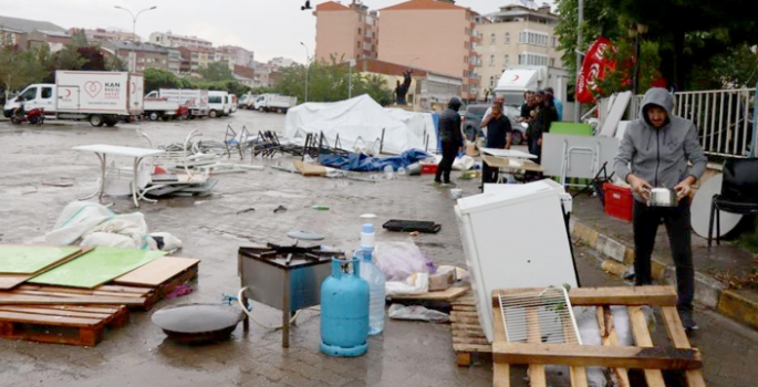 Oltu'da fırtına hayatı felç etti