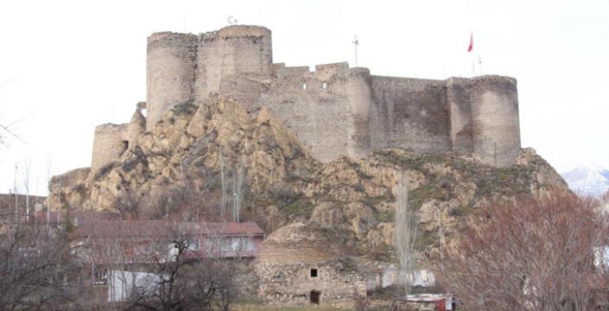 Oltu kalesi gövdesinde yarıklar oluştu