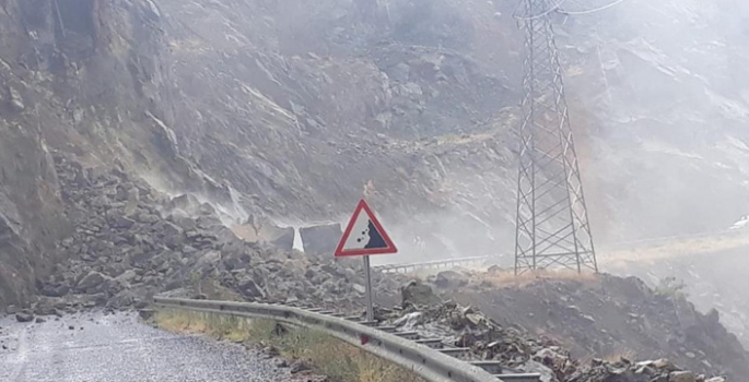 Olur-Artvin yolu heyelan sonucu kapandı