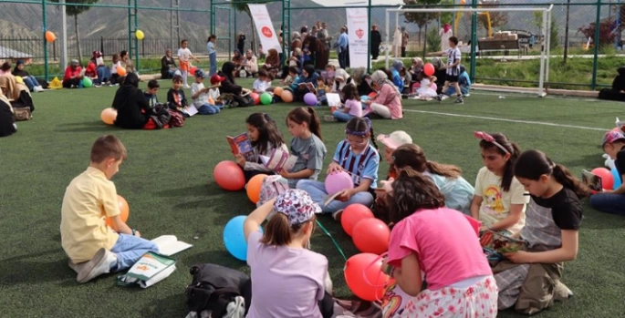 Önce kitap okudu, sonra eğlendiler