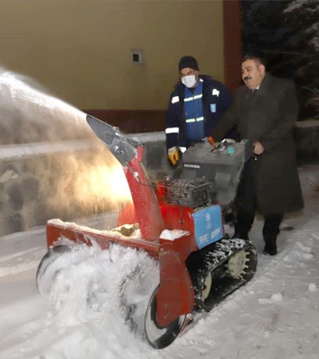 Önce tatlı ikram etti, sonra kar temizledi