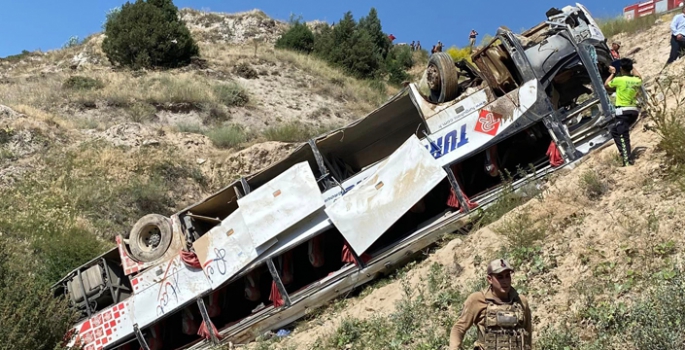 Otobüs 50 metrelik şarampole uçtu: 7 ölü, 21 yaralı