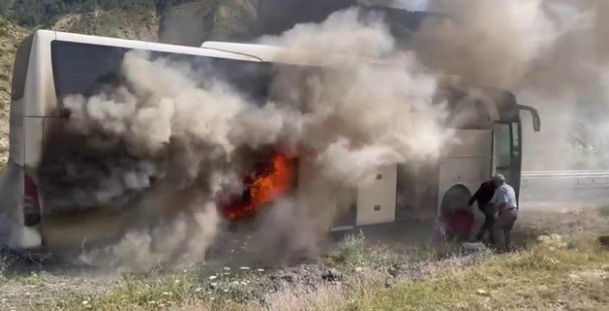 Otobüs cayır cayır yandı, yolcular canını zor kurtardı