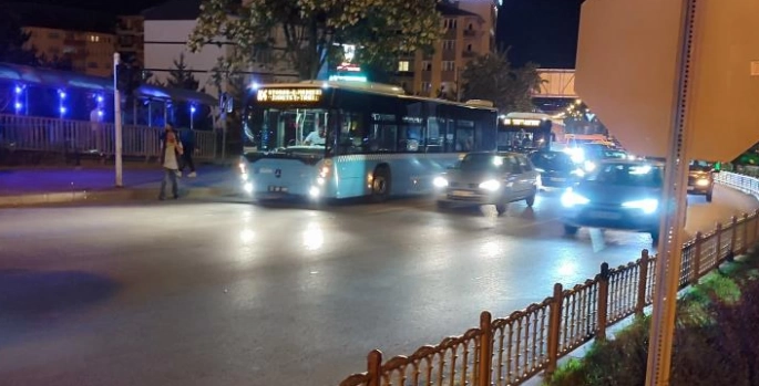 Otobüsten inen öğrenciye motosiklet çarptı