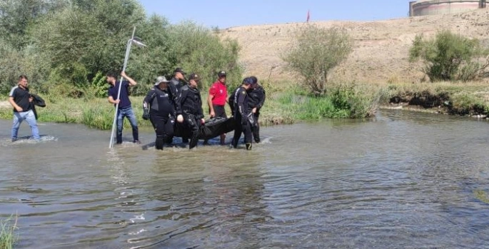 Otomobil Karasu’ya uçtu; 2 ölü