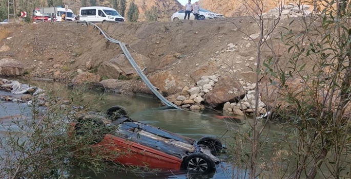 Otomobil Tortum çayına uçtu; 4 yaralı