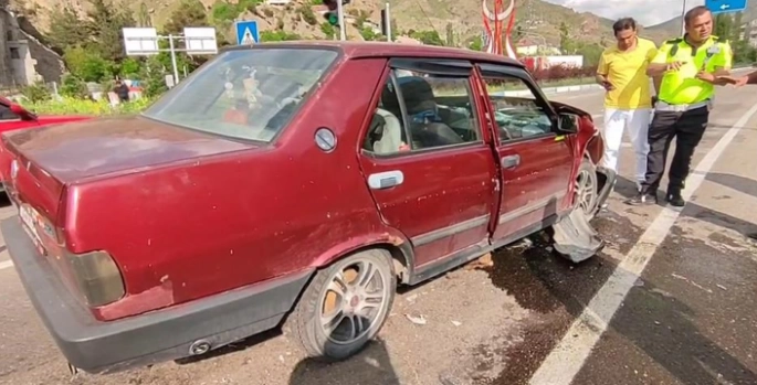 Otomobile arkadan çarptı: 3 yaralı