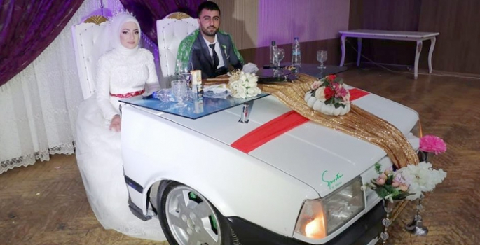 Otomobilin ön tarafını kesti gelin damat masası yaptı