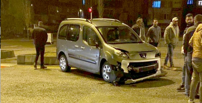 Otomobiller kavşakta kafa kafaya çarpıştı