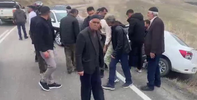 Otomobiller virajda çarpıştı; 9 yaralı