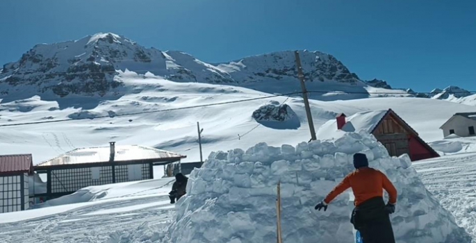 Ovit Yaylası’na iglo yaptı