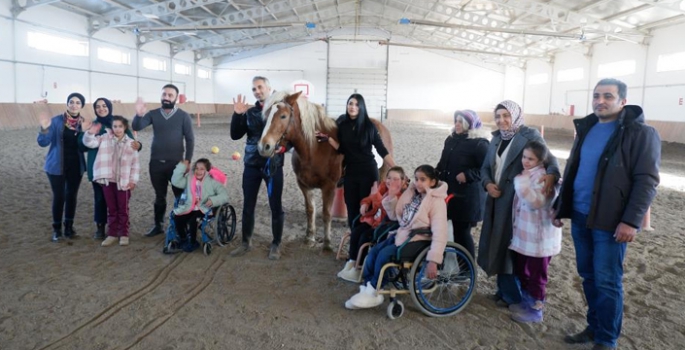 Özel gereksinimli çocuklar gönüllerince eğlendi