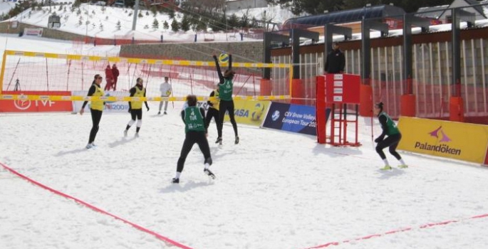 Palandöken’de kar voleybolu rüzgarı