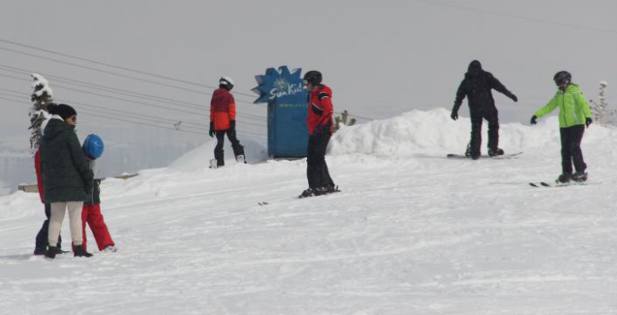 Palandöken’de sezon uzadı, turistler ilkbaharda kayağın tadını çıkarttı