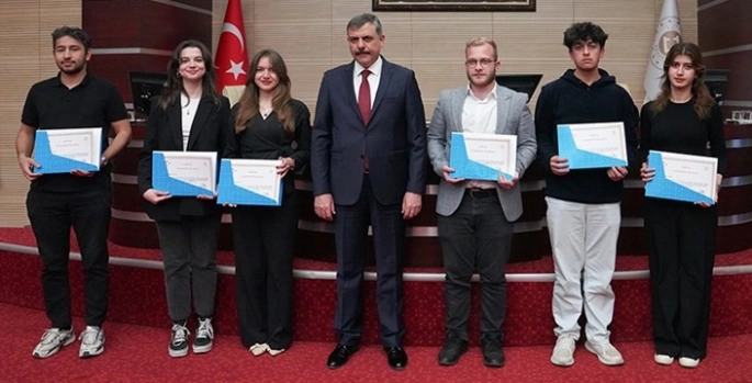 Palandöken Ekonomi Forumu’na katkı sunan ETÜ’lüler ödüllendirildi