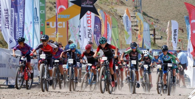 Palandöken'in zirvesinde pedal çevirdiler