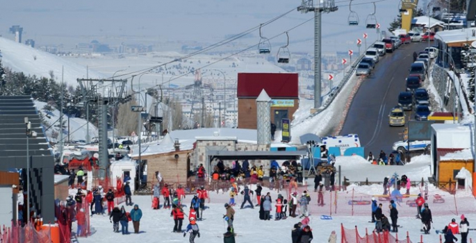 Palandöken sömestride doldu taştı