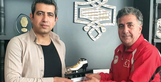 Paten dostu sağlıkçılara plaket