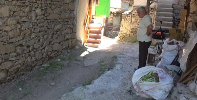 Patlayan su borusu nedeniyle evlerini su bastı