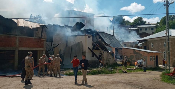 Pazaryolu’nda yangın: 10 ev kullanılamaz hale geldi