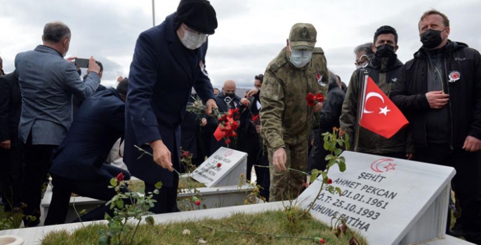 PKK tarafından katledilen 33 kişi mezarları başında anıldı