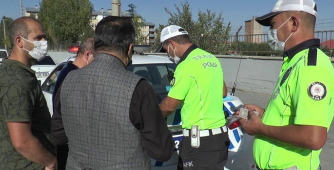 Polis, yaya geçitlerinde yol vermeyen sürücülere ceza uyguladı