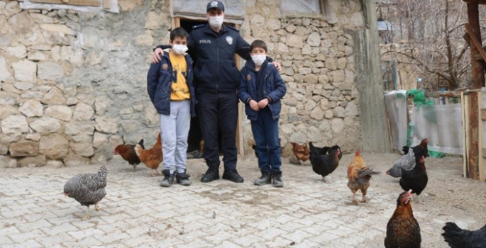 Polislerden soğuk kentin çocuklarına iç ısıtan yardım