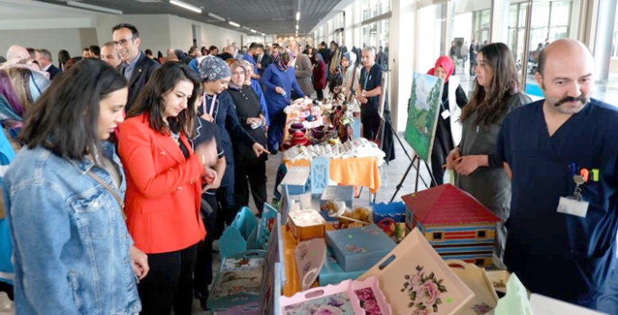 Psikiyatri hastaları emeklerini sergiledi