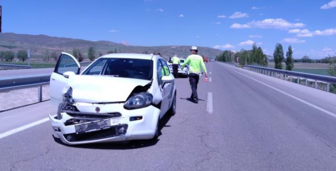 Refüje çarpan otomobil ters şeritte 50 metre sürüklendi