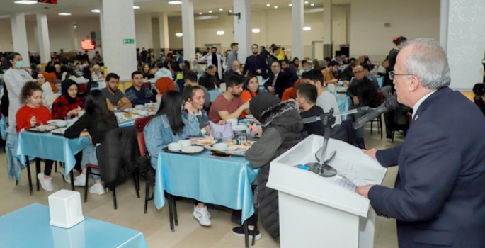 Rektör Çomaklı, iftarını öğrencilerle birlikte yaptı