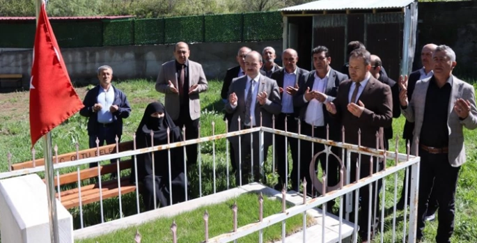 Şehide kabri başında anma