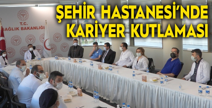 Şehir Hastanesinde doktorların kariyer kutlaması