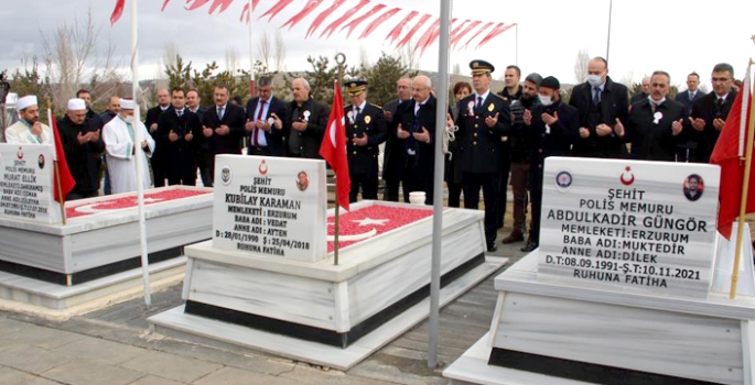 Şehit polisler mezarı başında aldı