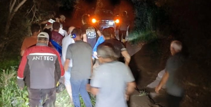 Sel sularında can pazarı: sürücü atladı, eşi halatla kurtarıldı