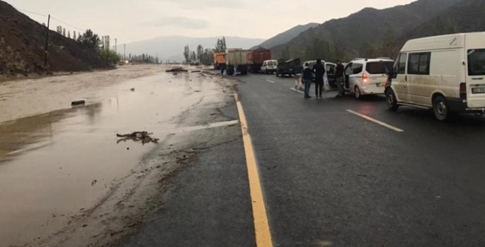 Sel vurdu; Oltu-Erzurum karayolu ulaşıma kapandı