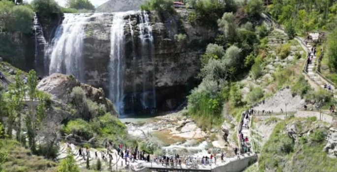 Şelaleye turist akını