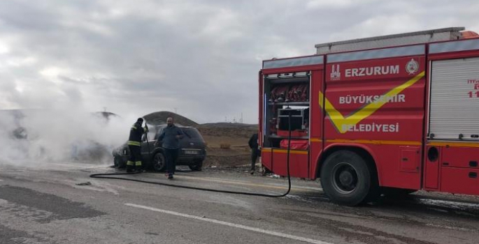 Seyir halindeki otomobil aniden alev aldı